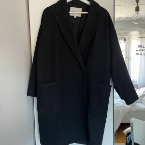 Svart kappa - Svart kappa från Carin Wester! Köpt second hand på arkivet för 500kr och har ej använt den sedan dess💘 bjuder på frakten