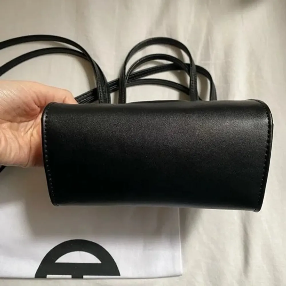 Brand new Telfar Small Black Shopping bag. With dust bag.. Väskor.