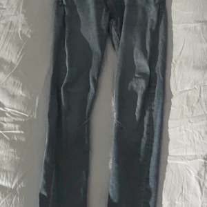Karve Jeans - Förutom att fickorna är dåliga är det i väldigt bra skick, regular fit väldigt sköna!