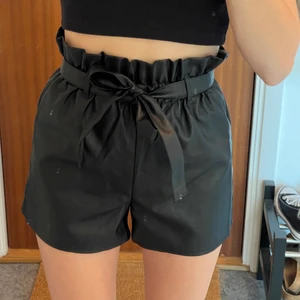 PU Leather shorts från Rut & Circle - Svarta shorts i fakeskinn i XS. Inköpta för 350kr och aldrig använda (fortfarande lappen kvar)