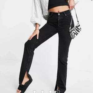 Jeans med slits  - Ett par svarta jeans från asos med slits. Långa i benen!! Jag är ca 180 och de går ner till marken på mig🤝🤝