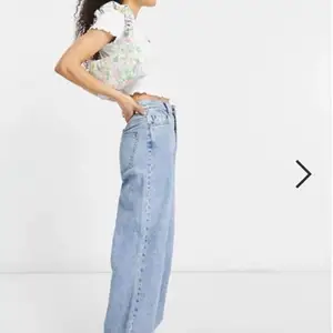 Beställde hem dessa snygga jeans, men dom va lite för stora för mig buuuhhu😪 men hoppas någon av er här på Plick vill rocka dom istället!!! Jag har aldrig använt dom, dom e fortfarande kvar i sin förpackning. Pok💕💕💕