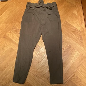 Militärgröna byxor - Jättesköna byxor i skönt material och skärp i midjan. Nyskick