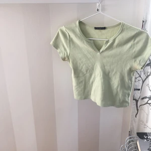 grön baby tee - från brandy melville! Är i väldigt gott skick! använd kanske 2-3 gånger☺️🤍