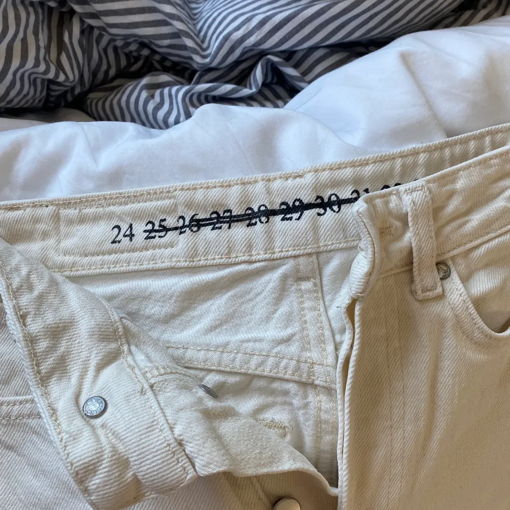 Vita raka jeans i storlek 24 från BIKBOK. Supersnygga och som nya. Kommer inte längre till användning. Jeans & Byxor.