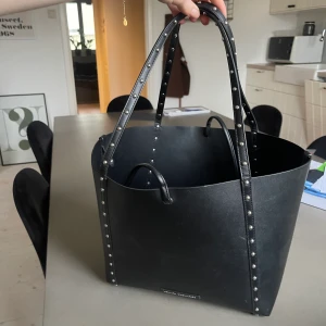 Tote jag från aramni  - Skit cool rymlig väska från Armani. Nypris ca 2000, knappt använd så i fint skick! Silvriga nitar som detalj. Kan mötas upp men även fraktas, isåfall står du för fraktkostnaden. 