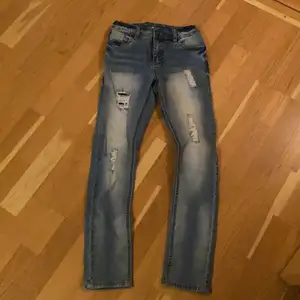 jeans från lab industries med slitningar. barnstorlek 152 men passar xxs/mindre xs (stretchiga). vid köp av 2 eller fler jeans får du rabatt. möter upp i stockholm, annars står köparen för frakten <3