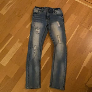 Lab Industries jeans - jeans från lab industries med slitningar. barnstorlek 152 men passar xxs/mindre xs (stretchiga). vid köp av 2 eller fler jeans får du rabatt. möter upp i stockholm, annars står köparen för frakten <3