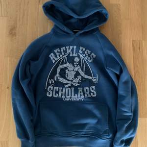 Blå reckless scholars hoodie i storlek M, skick 9/10 knappt använd.