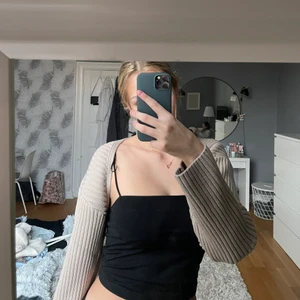 Kofta  - En kort kota ifrån hm, aldrig använd, jättesöt passar till allt, storlek s/m, köparen står för frakten 