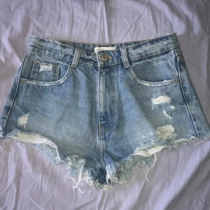Shorts från Authentic denim - Passar inte använda 1 gång och e för små för mig vid höfterna är 164 , bra skick. 