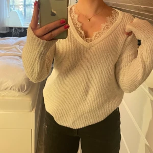 Stickad vit tröja - En superfin vit stickad tröja från primark, den är i använt skick därav priset. Säljer den för att den bara har legat i min garderob och skräpat de senaste åren!! Så onödigt😢 