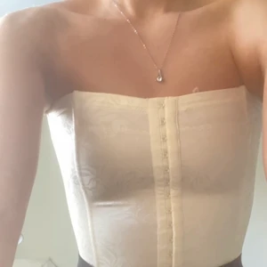 Korsett topp - Säljer i både beigt och svart. Oanvända i minsta storlek S💗
