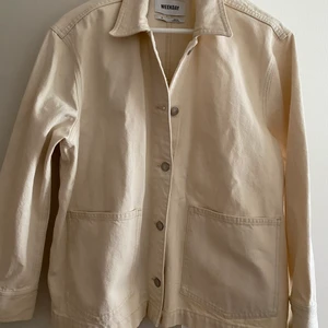 Weekday oversized jeansjacka.  - Oversized jeansjacka i offwhite från Weekday.  Stl M, men passar på en XS eller S då jag är det. 100% bomull. Nypris 600kr. Använd vid 2 tillfällen.