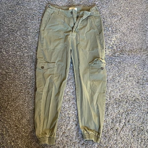 Cargo pants från pull&bear i storlek 36 - Säljer mina militär gröna cargo pants från pull&bear i storlek 36 säljer pga att dem är för små❤️