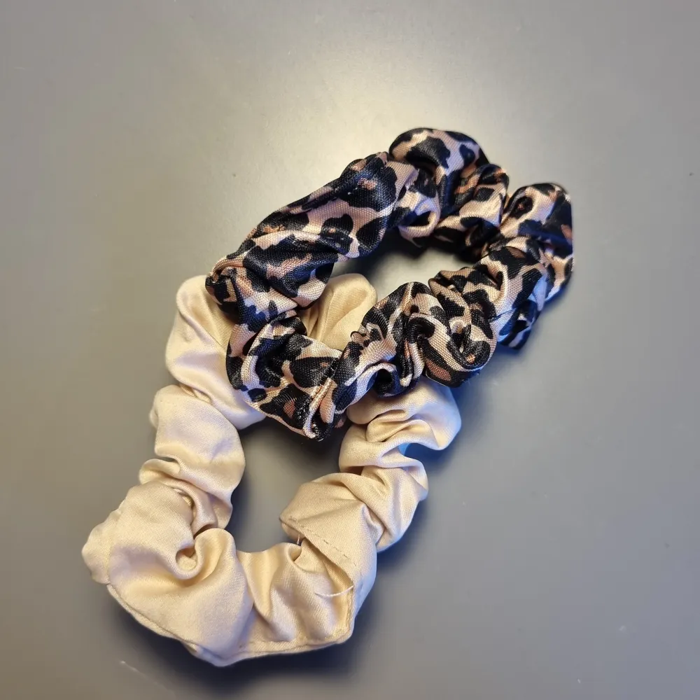 2 scrunchies för 15 kr. Eller en för 10 kr. Frakten är 12kr. Accessoarer.