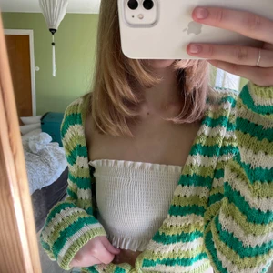 Stickad topp - Säljer denna vita stickade sommar toppen🤍 (OBS! Säljer även den gröna koftan på bilderna!)