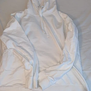 Vitt hoddie från Lager 157 - Ett kanska lång hoodie från Lager 157. Den är ny och aldrig använts. Hoddien är inte så tjock och är perfekt för sommarkvällar. Den har en luva men inga fickor. 