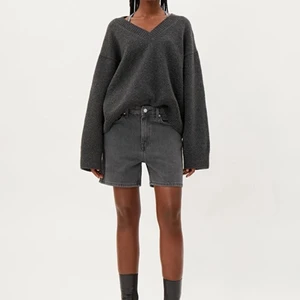 Weekday ergo stickad tröja - Stickad tröja från weekday, jättemjuk och bar använd 2-3 gånger, i storlek s men sitter bra på mig som vanligtvis har xs-s. Sitter bra oversized, om man gillar det:)