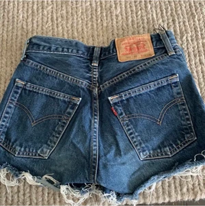 Mörkblå levis shorts - Nästan aldrig använda då de är något små för mig💕  