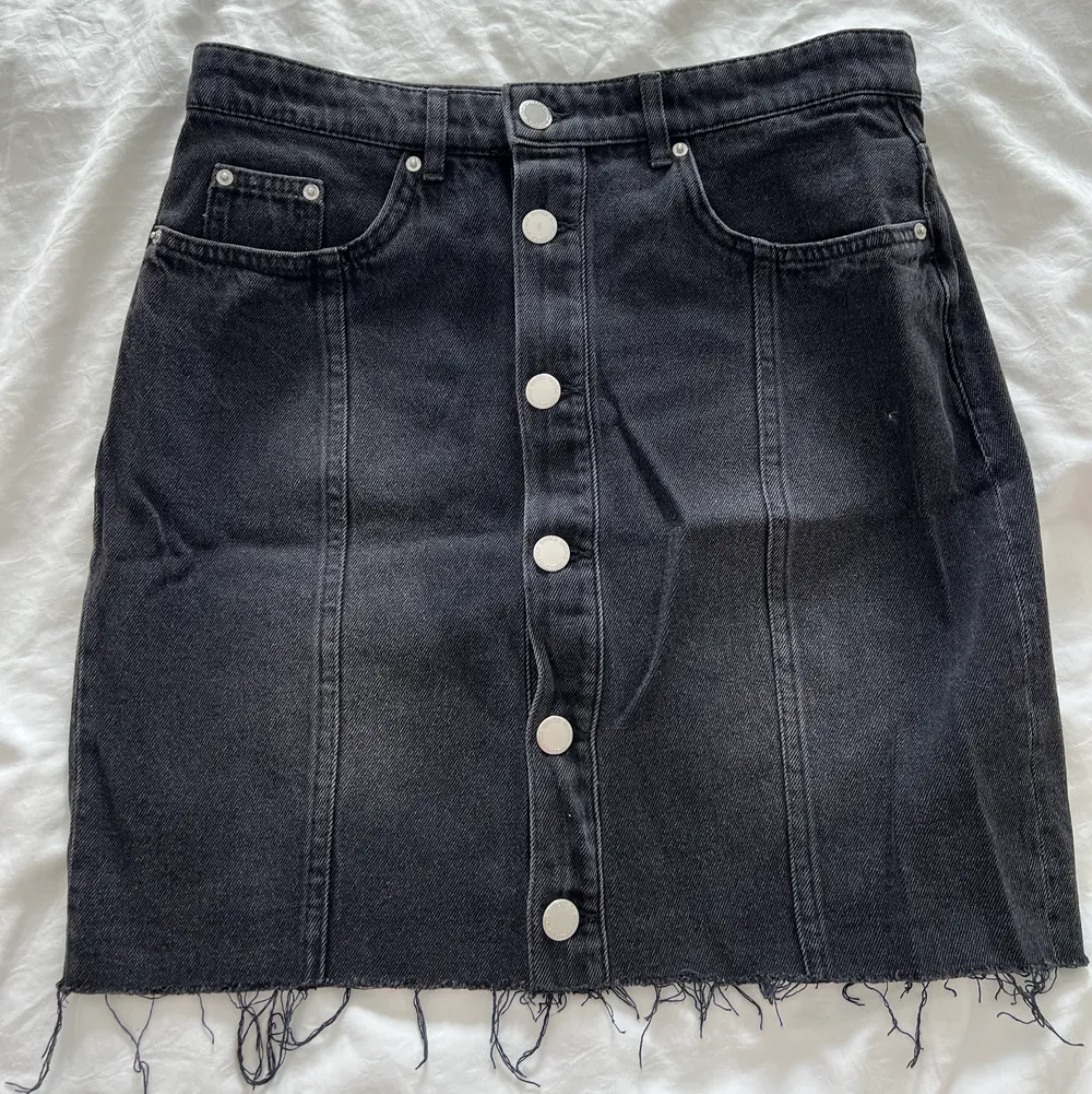 Never worn jeans skirt, size 40 . Kjolar.