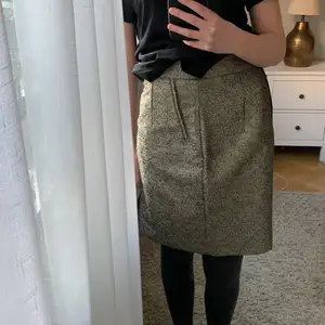 Guld glittrig kjol från H&M i storlek 40 men är som en 36/38 😃 Priset + Frakt 📦 