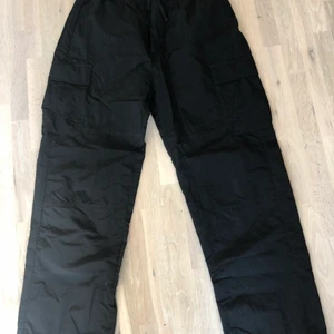 Cargobyxor Weekday - Säljer dessa slutsålda svarta cargobyxorna från Weekday med spänningsbar midja. Storlek M i herr avdelningen men passar även tjejer som vill ha en oversized passform på byxorna. Ordinarie pris 600kr. Skick 9,5/10. 😀