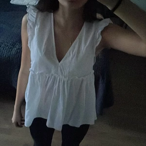 Vit topp från trf collection (zara) - Supersöt sommartopp perfekt till varma dagar när man vill vara lite extra fin! Toppen är i nyskick och använd 1 gång utan något slitage, men kommer tyvärr inte till användning längre. Väldigt luftig med volang detaljer, skriv för fler bilder! Toppen är köpt för 400kr, Se övre bilder! (Kunden står för frakten)
