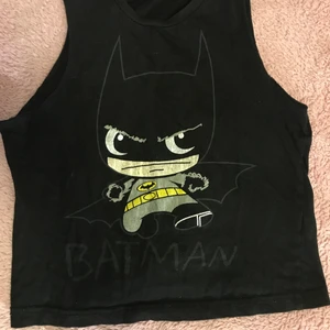 svart crop top - ett linne köpt på barnavdelning med batman print!🦇den är klippt i ärmarna så att den inte ska vara så snäv i armhålorna. liten storlek. 