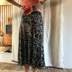 Kjol - Svart vit mönstrad kjol med justerbar band så passar till S/M/L ☮️