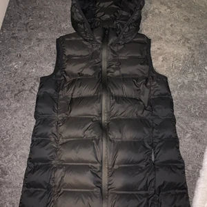 Svart Väst  - Säljer min långa svarta väst från Zara i stl xs. Den är nyligen köpt men kommer inte till någon användning. 