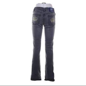 Victoria beckham gråa jeans low waisted, oversized, straight model.  Fråga gärna om ni vill ha fler bilder på passformen osv