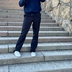 Kostym byxor, Gina  - Jätte fina kostymbyxor som tyvärr inte kommer till användning. Bra skick använda fåtal gånger, nypris 400 kr säljare för 250 kr plus frakt, kontakta mig om du har frågor eller är intresserad. Köparen står för frakt, str 36.💕