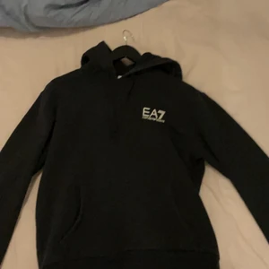 Emporio Armani EA7 - EA7 Hoodie, varm o bekväm.