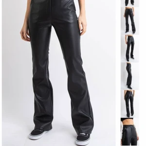 Skinnbyxor Madlady  - Säljer mina skinnbyxor för Madlady då de inte kommer till användning. Storleken är S och är ganska true to size, men skulle också passa mer mot M hållet, de är rätt stretchiga. (Jag skulle nog valt xs om jag skulle vilja köpa dessa igen) Längden ska vara L30 men upplever att de är längre (kan fått fel) på mig som är 164. De är i bra skick och använda fåtal gånger! Köparen står för frakt!