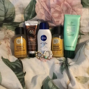 De body shop  - Jag säljer nu mina saker för dom inte kommer till användning jag säljer massa av de body shop saker den gröna burken är en ansiktsmask jag vet inte frakten men ska kolla upp den om ni är intresserade eller bara vill fråga nån fråga så kommer jag att berätta hur det ligger till och de ni får buda på allt start pris är 40 + frakt 💕👍😍