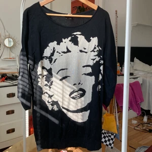 Klänning - Supercool kortare klänning/större tröja. Stickad och aldrig använd av mig men är köpt secondhand.