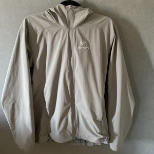 Arc’teryx windbreaker - Fin och skön vindjacka till vår/sommaren. Själv brukar jag ha en T-shirt eller en tröja under. Anledningen till att jag säljer den är för att den inte längre passar.  Super bra skick och har bara använt den 1 säsong.