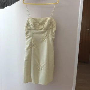 Festklänning - Mycket fin och fräsch festklänning. Använt endast en gång. Se även bild med klänningen på mig.