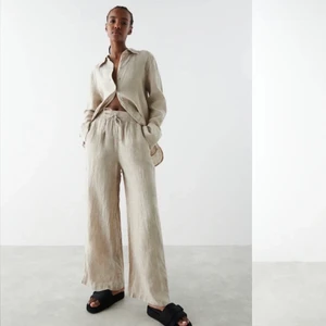 Linnebyxor  - Jättefina helt oanvända linnebyxor med lapp kvar från ginatricot, slutsålda på hemsidan. Det är storlek 36 och jag är 173/174. Säljer för att det va någon cm för korta. Vid fler intresse gäller budgivning 💓