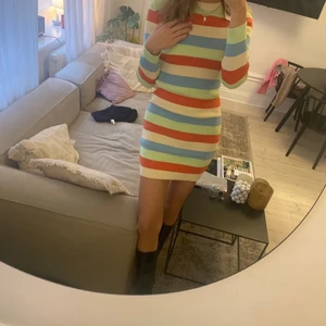 Zara klänning  - Säljer denna randiga oanvända klänning från Zara. Helt slutsåld. ❤️❤️ storlek M.