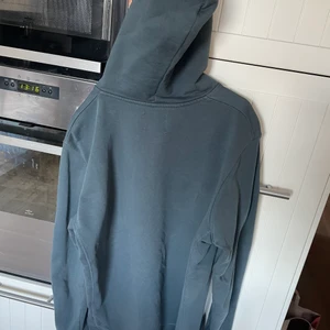 Les deux  - Sparsamt använd Les Deux hoodie, storlek L herr. Endast använd 3 ggr. Nypris 700kr mitt pris 250kr