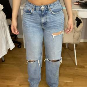 Säljer dessa snygga jeans! Älskar dem! Men har gått upp i vikt så dem passar inte mig längre :( dem är från Gina storlek 34 och har haft dem i tre månader nu 