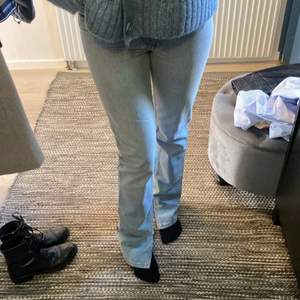 💙 Ljusblå jeans med slits 💙 Säljer dessa as snygga jeans. Knappt använda och är i nyskick. Säljer då dem inte kommer till användning. Väldigt långa jeans, även på mig som är ca 1,74. ❗️Köparen står för frakten❗️