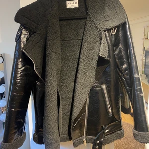 Fodrad lackjacka  - Fodrad lackjacka från Nakd, nypris 1200kr💞