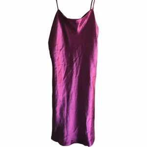 Fin skimmrig klänning - En jättefin tunn och kort klänning som tyvärr är för liten för mig😭 Den är köpt på sellpy. (Frakt tillkommer)