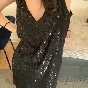 Glittrig klänning  - Oanvänd medelkort klänning från hm med lappen kvar! Har tyvärr inte kommit till användning. Storlek XL men sitter snyggt oversized på mig som brukar ha S 😍