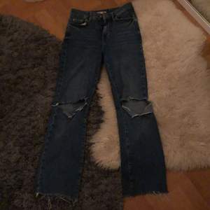 Ett par jätte snygga jeans från Gina tricot som tyvärr är för små för mig. Hålen har jag klippt själv. Köparen står för frakten💕