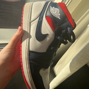 Jordan 1 - Jordan 1 mid USA. Nypris 2300. Använd fåtal gånger. Inga defekter eller skador. Box medföljer. Skriv för mer information eller bilder 🐻