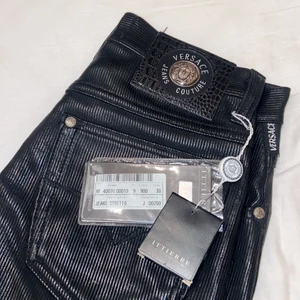 Versace jeans - Säljer dessa svarta versace jeansen som är helt nya (med prislappen kvar) Detta är inte min stil och därför säljer jag dem. Vid mycket intresse startar jag en budgivning. Storleken är 30/44, passar en XS/S (Nypris ca 5000) FRAKTKOSTNADEN ÄR INKLUDERAD